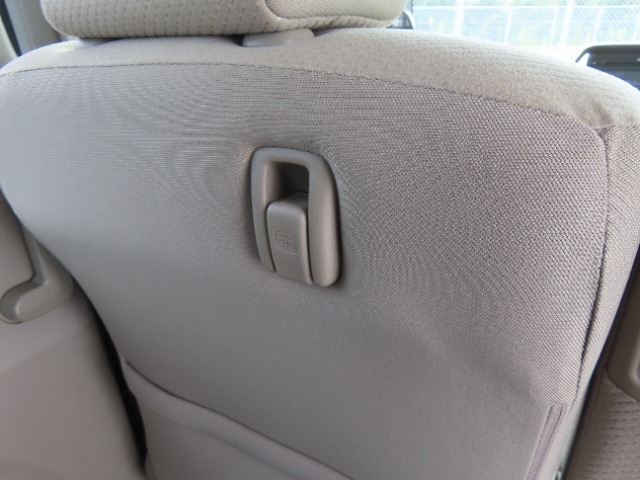 【コンビニフック】座席背面にはお買い物袋やちょっとしたカバンをかけておくのに便利なコンビニフックが配置されています。