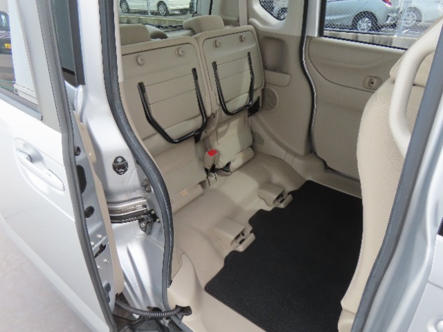 【チップアップ＆ダイブダウン機構付きリアシート】後部座席は多彩なシートアレンジが可能！座席の跳ね上げ機能やダイブダウン機能により、乗る人数や荷物の量にあわせて荷室空間を拡大できます。