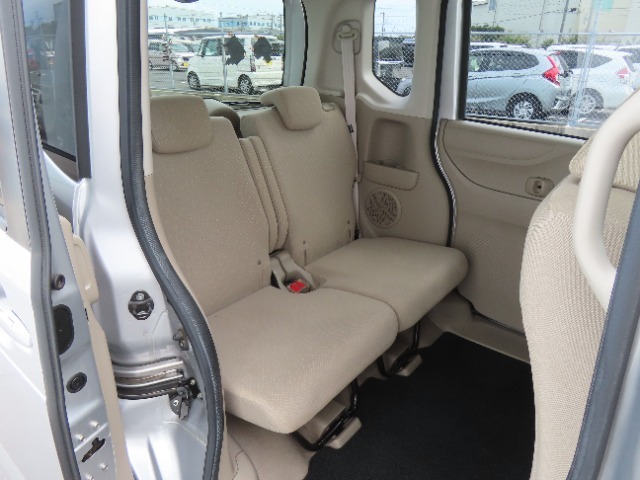 【後部座席】シート間隔が広いので足元やヒザまわりに余裕のある開放的な空間が広がります。大柄な方でも足を組んでゆったりとお寛ぎいただけます。