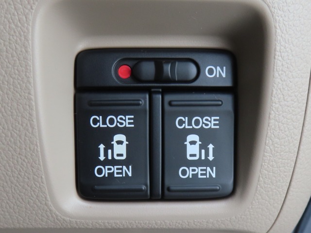 【両側パワースライドドア】嬉しいパワースライドドア装備！大きな荷物で両手がふさがっているときや、お子様の急なドア開閉による事故も防げて便利です。