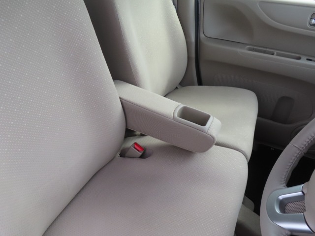 【後部座席のアームレスト(ドリンクホルダー付)】後部座席にはドリンクホルダー付アームレストが付いています。肘を置いてゆったりとドライブを堪能できます。