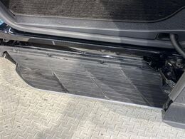 【電動サイドステップ】車高の高いお車でも、これがあれば小さいお子様の乗り降りも楽々♪スライドドアと連動して作動する為、煩わしい操作は不要です！
