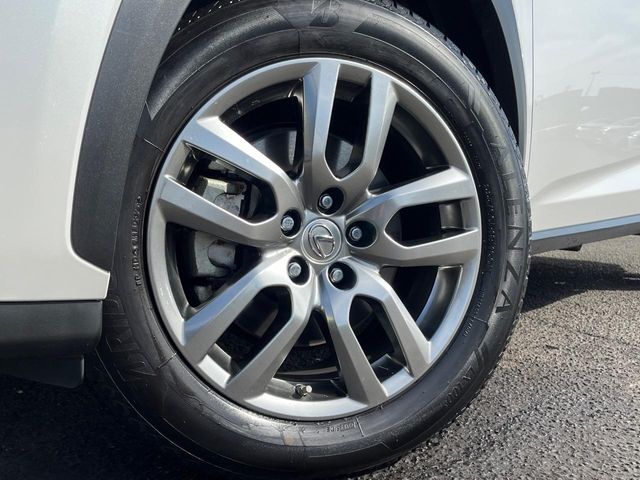 【純正18インチアルミホイール】外観にマッチした純正アルミホイールを装着しております。各種社外アルミホイールや、スタッドレスタイヤも取扱いしております。是非ご相談ください♪
