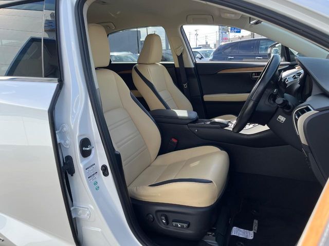 【ベージュレザーシート】デザイン性が高く、高級感のあるベージュ革シート。常に体に触れる部分だから、座り心地の良さにはこだわりたいですね♪汚れの付着や劣化を抑制する内装コーティング施工もおススメですよ♪