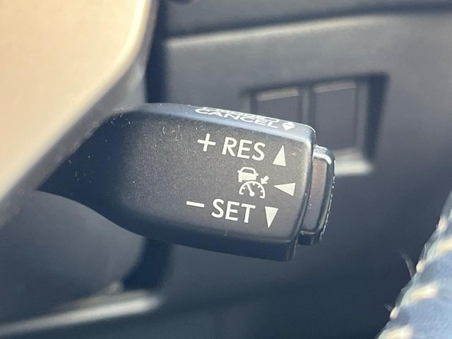 【レーダークルーズコントロール】高速道路での長距離走行が楽に！！自動で速度を保つクルーズコントロールが、衝突軽減システムと連携し、前方の車両を感知して車間を保つように速度調節してくれます！！