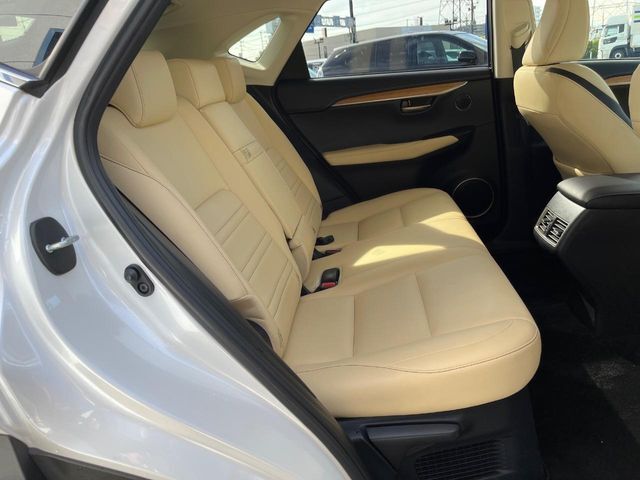 後部座席も気になるようなキズ・汚れやへたり等、大きなダメージはなく、良好な状態です。