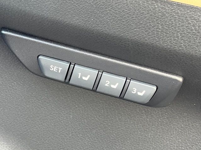 【メモリー機能付きパワーシート】ドライバーごとに設定したシート位置を記憶して、ボタン一つで切り替えできる便利な機能！運転する方が複数名いらっしゃるご家庭におすすめです♪