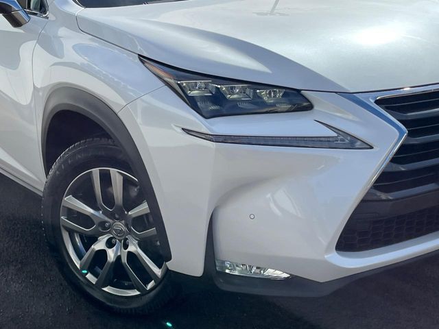 【LEDヘッドライト】悪天候や夜間走行時も良好な視界を確保し安心して運転できる高輝度LEDヘッドライトを装備！点灯速度が早く、消費電力も抑えられています。