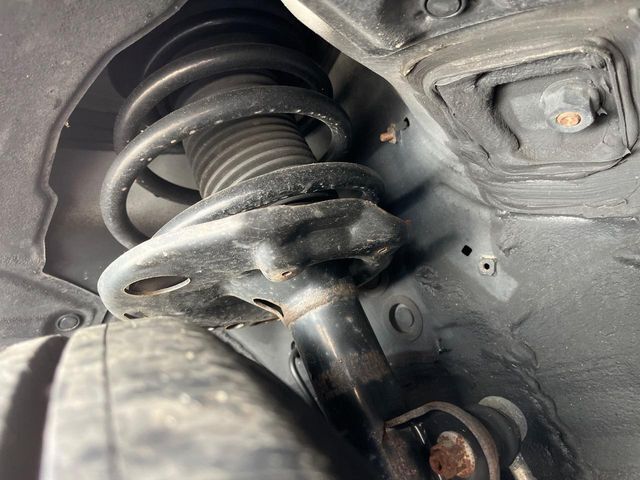 お車を安心してお乗りいただく為には、足回りの定期点検が欠かせません。サービスサポート（有償保証）では無料点検もご提供しており、安心のカーライフをお過ごしいただけるサポート体制が整っています。