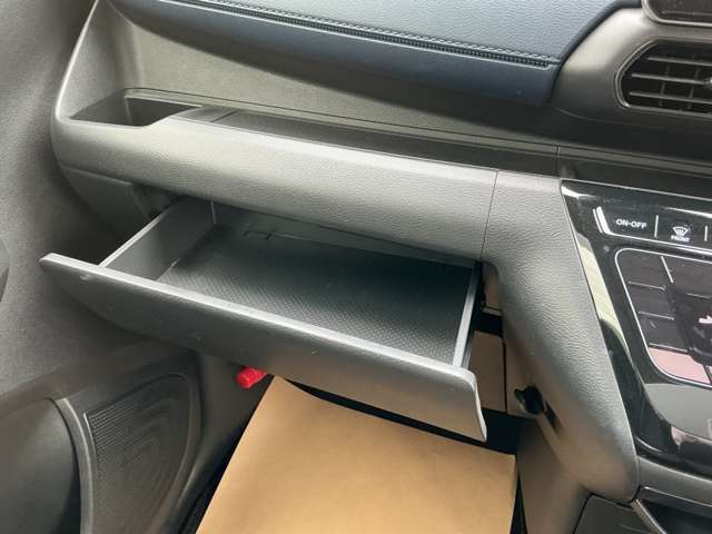 オシャレなセンターコンソール！小物入れや必需品の出し入れがとっても便利なんです。