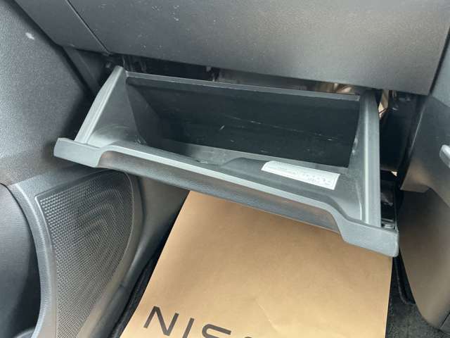 収納上手！上下2つのグローボックスなので小物や車検証など収納出来ます♪
