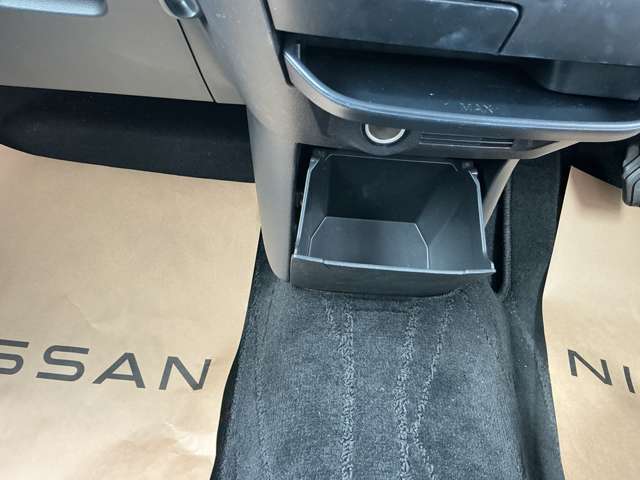 室内には充実している収納スペース、車内に持ち込んだ小物も片付けラクラク♪