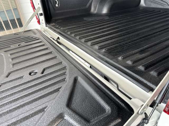 テールゲートアシストが付いているので荷物の出し入れが行いやすく、お子さんが手を挟んでしまうなどの事故を防ぎます！！