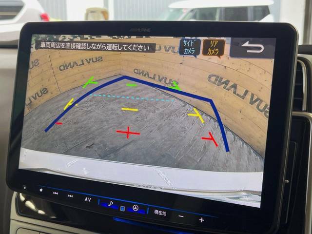 【バックカメラ】駐車時に後方がリアルタイム映像で確認できます。大型商業施設や立体駐車場での駐車時や、夜間のバック時に大活躍！運転スキルに関わらず、今や必須となった装備のひとつです！