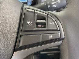 【アダプティブクルーズコントロール】高速道路での長距離走行が楽に！！自動で速度を保つクルーズコントロールが、衝突軽減システムと連携し、前方の車両を感知して車間を保つように速度調節してくれます！！
