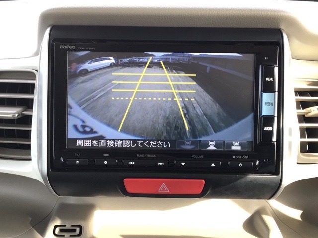 【バックカメラ】運転が苦手な方も車庫入れラクラクです！ギアをリバースに入れれば自動的に切り換わりますので、面倒な操作は不要です♪狭い駐車場もお車を傷つけず安心ですね！