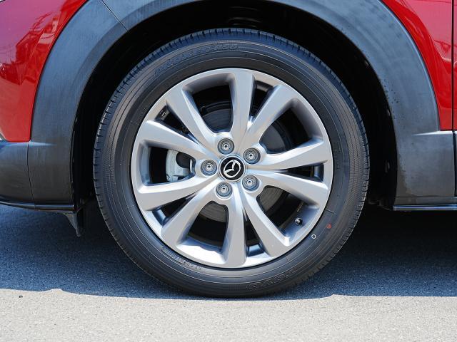 18インチ純正アルミホイールを装備。タイヤサイズは215/55R18となります。