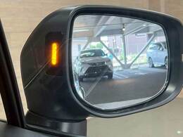 【ブラインドスポットモニター】搭載しております。隣の車線を走る車両をレーダーで検知し、死角エリアの車両の存在をお知らせし