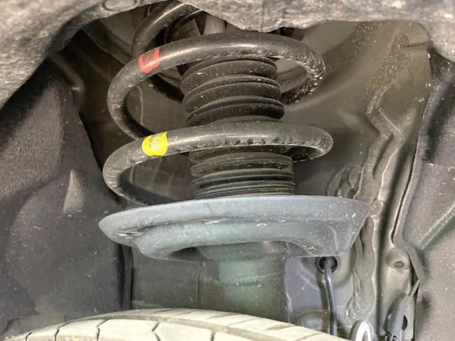 お車を安心してお乗りいただく為には、足回りの定期点検が欠かせません。サービスサポート（有償保証）では無料点検もご提供しており、安心のカーライフをお過ごしいただけるサポート体制が整っています。