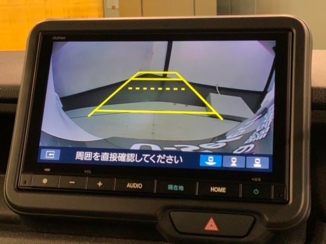 リバースギアに入れるだけで後方の表示へ切り替わります。夜間や雨の日の駐車も楽になりますよ。