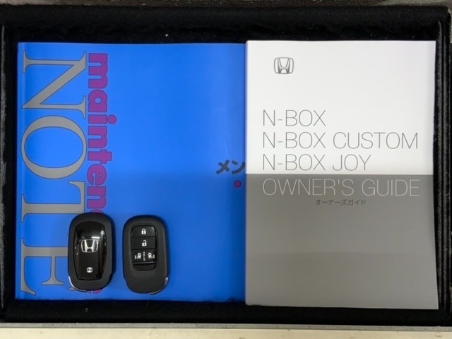 スマートキーは鍵をバッグに入れたままでもドアロックの開閉やエンジンのON・OFFができます。夜間や雨の日も鍵を探さなくて良いので便利です。