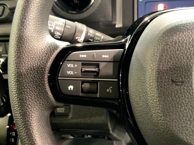 ステアリングにオーディオ操作スイッチが付いています。オーディオ画面に直接タッチしなくても操作が出来ますので、運転に集中できます。
