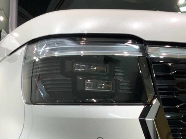 LEDヘッドライトは、点灯の瞬間から最大光量を発揮し、突然暗くなるトンネルなどでの安定感を高めます。