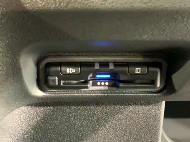 いまや快適なカーライフに欠かせないETCが付いています。
