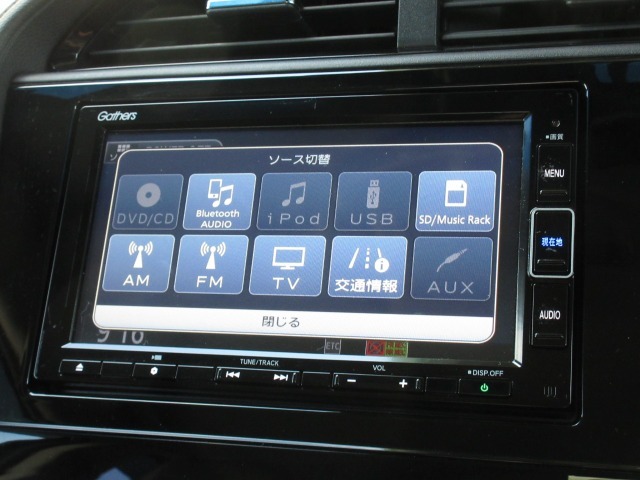 ナビゲーションはギャザズメモリーナビ（VXM-214VFi）を装着しております。AM、FM、CD、DVD再生、Bluetooth、音楽録音再生、フルセグTVがご使用いただけます。