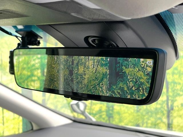 【デジタルインナーミラー】後席の大きな荷物や同乗者で後方が確認しづらい時でも安心！カメラが撮影した車両後方の映像をルームミラー内に表示。クリアな視界で状況の確認が可能です！