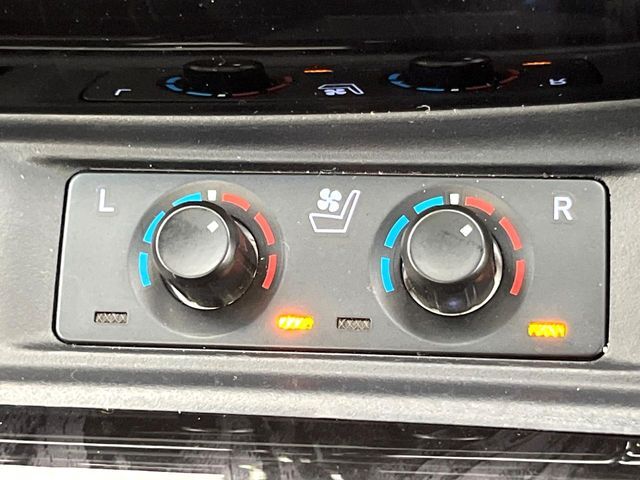 【シートベンチレーション】夏場は涼しい風でお尻や背中の熱やムレを防ぎ、冬はエアコンよりも早く温まってポカポカに！季節を問わず快適に過ごせます。