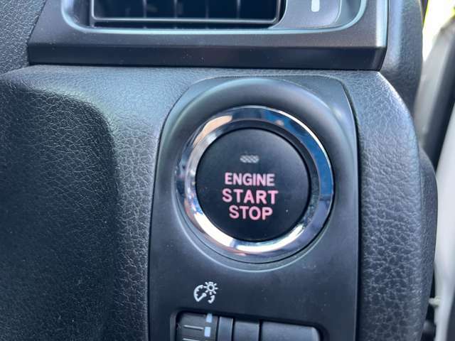 プッシュスタートとなっておりますので押していただくだけでエンジンの始動が可能となっております♪また、スマートキーとなっておりますので鍵の開閉もとても楽に行える車両となっております♪