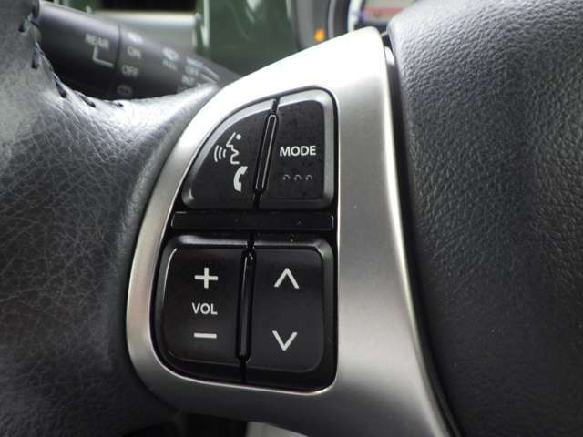 運転姿勢を崩さずに操作できるステアリングスイッチ。ハンドルから手を離すことなくオーディオ・通話機能など操作できるので安全運転につながります！