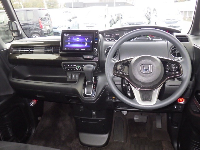 ドライバーを包み込むように、ディスプレーやスイッチ、コンソールを配置。座った瞬間から運転への期待が！空間そのものの心地よさにこだわっています。