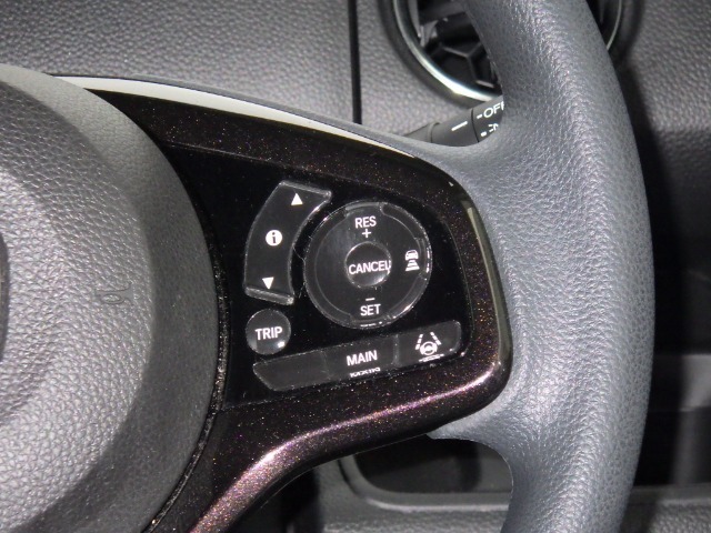 Hondaセンシングの機能のひとつ、アダプティブクルーズコントロール付！アクセルから足を離しても設定したスピードと前車との車間を保ち走行してくれます！車線維持もアシスト☆高速道路で疲労軽減ですね☆