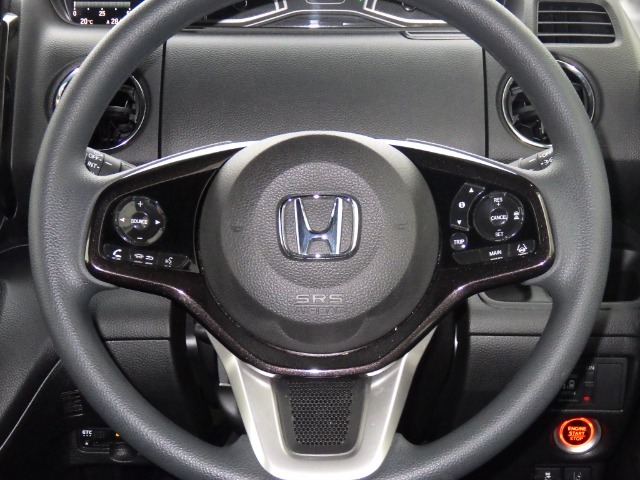 ハンドルにオーディオの操作スイッチが装備されています！視線を前方から外さずハンドルから手を離さずに操作できるのでとっても安全ですね♪