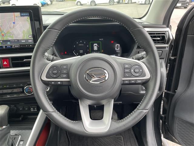こちらはハンドルの写真です。中古車なので、若干の使用感はありますが、破損、不具合等はありません。弊社はユーザー様から買取した車両を、一台一台チェックして問題のない車両を掲載しております。ご安心ください