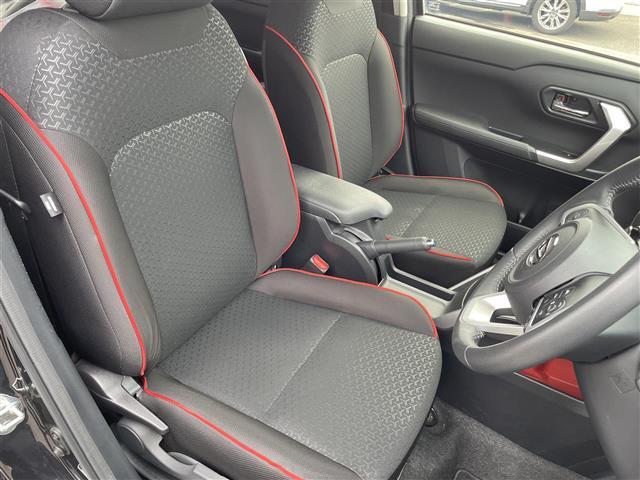 こちらは運転席のシートです。納車前には自社でしっかりクリーニングを行います。また、『AD除菌やシート撥水コーティング（別途料金）』などの、クリーニングメニューもご用意しております。