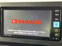 【純正ナビ】人気の純正ナビを装備しております。ナビの使いやすさはもちろん、オーディオ機能も充実！キャンプや旅行はもちろん、通勤や買い物など普段のドライブも楽しくなるはず♪