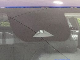 【エマージェンシーブレーキ】走行中に前方の車両等を認識し、衝突しそうな時は警報とブレーキで衝突回避と被害軽減をアシスト。より安全にドライブをお楽しみいただけます。