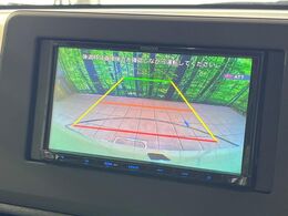 【バックカメラ】駐車時に後方がリアルタイム映像で確認できます。大型商業施設や立体駐車場での駐車時や、夜間のバック時に大活躍！運転スキルに関わらず、今や必須となった装備のひとつです！