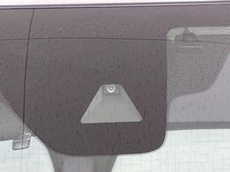 【三菱e-Assist】走行中に前方の車両等を認識し、衝突しそうな時は警報とブレーキで衝突回避と被害軽減をアシスト。より安全にドライブをお楽しみいただけます。