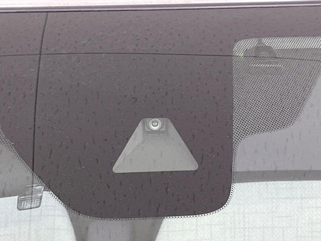【三菱e-Assist】走行中に前方の車両等を認識し、衝突しそうな時は警報とブレーキで衝突回避と被害軽減をアシスト。より安全にドライブをお楽しみいただけます。