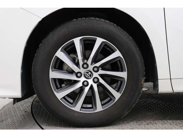 純正アルミホイールです。一体感があり、デザインもマッチしてます。