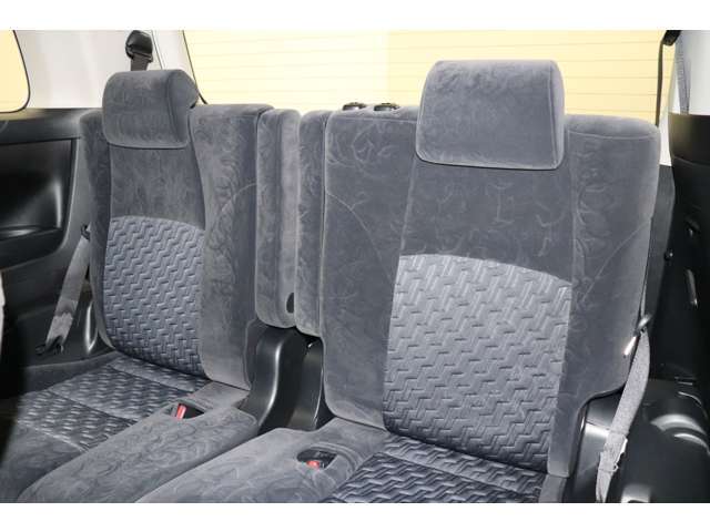 サードシートも3人掛け。跳ね上げもできます。