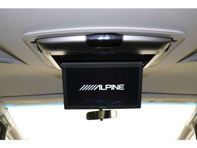 後席の人も退屈しません。後席モニター付いてます。