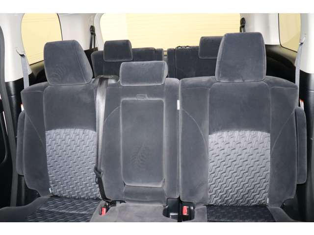 セカンドシートは3人掛け。ベンチシートです。