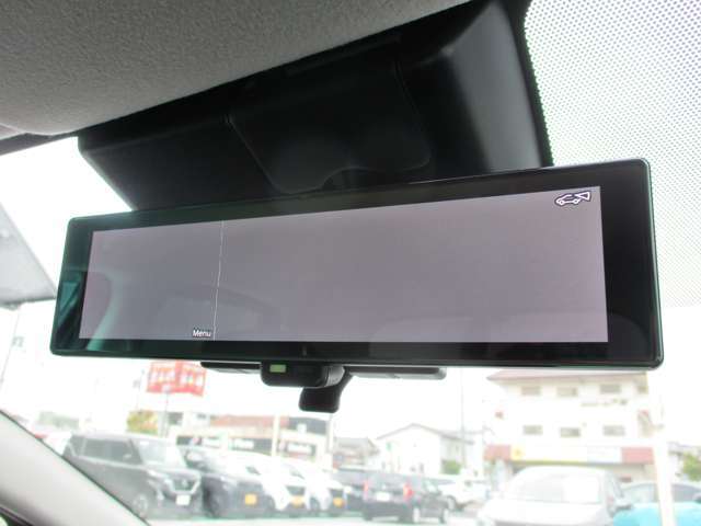 いっぱいの荷物でリヤ窓が塞がって見えない。後席の人と目が合って気まずい(-_-)そんな時は、カメラの車両後方画像をフル画面表示し通常のミラーよりクリアな後方視界を確保するスマートルームミラーで解決です♪