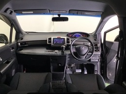 パーキングブレーキはフット式なので運転席と助手席の間はすっきり、移動も楽々です。さっと手が届く位置にATセレクトレバーやエアコンスイッチなどがあり操作性に優れています