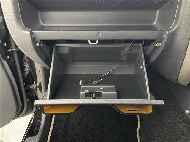 【グローブボックス】車検証ケースや、日頃使う小物類の収納に便利ですね！